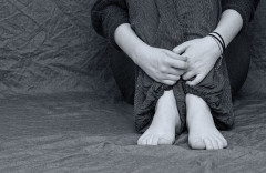 【毒親に育てられ】子供の頃から否定され続けて自信が持てない。この感情を話せる人もいなくて本当に辛い…