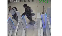 【動画】中国人の男、タイの入国審査レーンでパスポートを置く場所に搭乗券を置く→ ゲートが開かず発狂して破壊  警備員に取り押さえられる