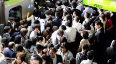 【悲報】おっさん「ぶつかりおじさんは存在しない！避けない女がいるだけ」←これ