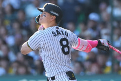 佐藤輝明(阪神).363(1位) 11本(1位) 32打点(1位)OPS1.177 wRC+243👈ガチで今年三冠王狙えてしまう件について