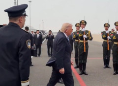 訪中後のトランプ大統領ら、中国から出ていく際に中国側から渡された物品をゴミ箱に捨てる