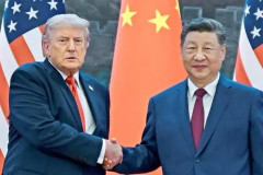 【画像】習近平さん、トランプ氏より“格上”に見せるため椅子を高くした結果 → 足が浮いてしまうｗｗｗ