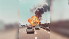 【悲報】アメリカの高速道路でレッドブルのタンクが爆発、2トンのレッドブルが流出wwwwwwwwww
