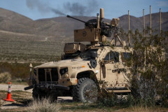 米海兵隊の近距離防空システム「MADIS」に搭載されたチェーンガンが標的を破壊！