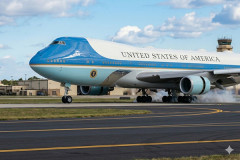トランプ米大統領、エアフォースワン搭乗前に中国からの贈り物を全てゴミ箱に捨ててしまう