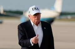 【速報】 トランプ米大統領、エアフォースワン搭乗前に中国からの贈り物を全てゴミ箱に捨ててしまう