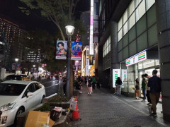 【動画】渋谷の路上に尻丸出しで倒れてる人、よく見たら何か挟まってる