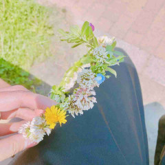 娘と花冠を作って遊んでいたら知らない子が欲しい欲しいとせがむ…作って渡してあげたら今度は母親がやってきて「虫がいたんですけど！」と謝罪を求められた