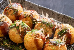 外国人女性、たこ焼きがマズかったのか堂々とゴミ箱に捨てる動画が拡散される
