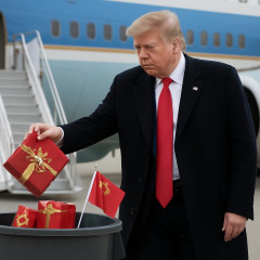 トランプ米大統領、エアフォースワン搭乗前に中国からの贈り物を全てゴミ箱に捨ててしまう 表向きは友好だが根深い中国不信   |  発信機とか爆薬とか、いくらでも可能性あるからな