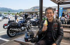 ＳＡでソフトクリーム舐めてるバイク乗りおじが気持ち悪い
