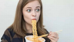 日本「麺をすするって世界ではタブーな行為なんだろうか？」