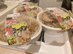 【画像】セブンの「豚ラーメン」買ってきたったｗｗｗｗｗｗｗｗｗ