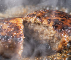 【画像】『5200円』のハンバーグ定食、残飯みたいで草