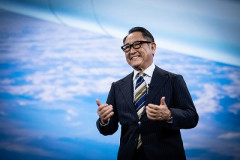 【悲報】トヨタ会長「当時お客様の反応を見てエンジン車を売ったトヨタが叩かれ、電気だEVだと言われて作った会社が今は赤字だ」