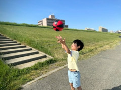 【衝撃】最近の小学生『バンザイ出来ない』『ボール投げられない』『両手両足を交互に使えない』