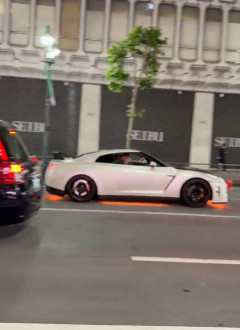【悲報】渋谷でイキリGT-Rがタクシーに追突し大破！