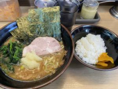 家系ラーメンでライス頼まないやつwwwwww