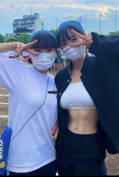応援団JKさん、自慢の腹筋を曝け出す