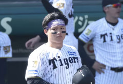 森下翔太、イニング間に球審に詰め寄る