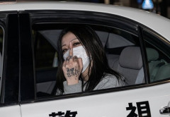 栃木強盗殺人事件の指示役だった女性　中指立ててダサすぎるタトゥー（笑）を全国中継されてしまう