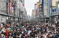 【画像】国内最大級のコスプレイベント『ストフェス（日本橋ストリートフェスタ）』、ガチでヤバすぎるローアングル撮影者が大量発生して地獄に…　想像の200倍以上怖い