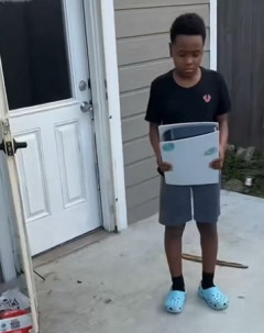 【動画】黒人少年、PS5を破壊し嬉し泣きしてしまう