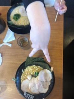 彼女と家系ラーメン食べにきた