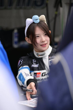 【画像】女子プロレーシングドライバー(18)、バチクソに可愛すぎるwwwwww