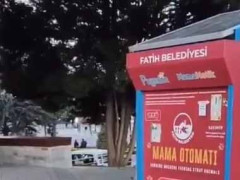 この街にはネコ用のカリカリ自販機がある。ほらそこの優し人、猫がお腹を空かせて鳴いてるよ！ → こいつでした…