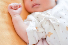 【悲報】生後7ヵ月の赤ちゃん、両親が強殺指示役で逮捕され人生EXハードモード突入