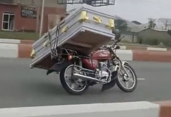 【怖すぎ】アフリカの霊柩車がヤバすぎる・・・