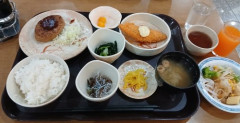【画像】1泊『2500円』の宿の夕食が豪華すぎる