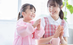 【悲報】女さん「保育士資格取ったけど、賃金低いし重労働だからやっぱりやめます」