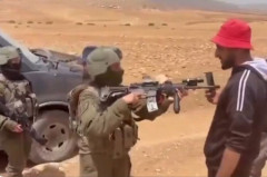 イスラエル軍女性兵士(2等軍曹)ギャーギャーうるさい…パレスチナ人に向けてライフルを構え、叫び、脅迫！