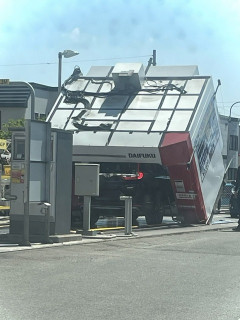 【画像あり】どうしてこうなった⁉️ 洗車機がひっくり返る大事故が発生