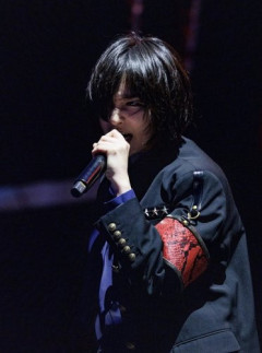 【画像】新しい学校のリーダーズ・SUZUKAさん、ライブ中にメガネが吹っ飛んでしまう