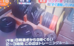 【画像】福生無職ハンマーおじさん、自宅に本格的なジムを作り3時間トレーニングしていたwwwwwwww