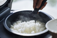 【悲報】外国人、炊飯器の米をかき混ぜる日本人に困惑