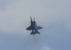 米航空ショーで電子戦機EA-18グラウラー2機が空中衝突…乗員は墜落直前にパラシュートで脱出！
