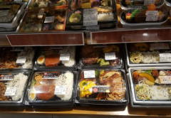 韓国人「日本のコンビニで売られている『398円弁当』の異常なラインナップに韓国人が衝撃！」→「品数の多さも盛り付けも次元が違いすぎ」