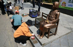 韓国　「慰安婦は自発的売春婦」発言で保守団体関係者10人を送検 ［5/19］