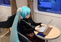 【深い愛情】土下座したが実母は参列拒否…2次元キャラ《初音ミク》と挙式した男性　次元を超えて結婚した“42歳彼”の思い