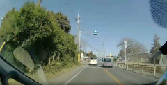 【動画】コイツ本当に教習所で学んで免許取ったんか？やってること無免許レベルやぞ・・・