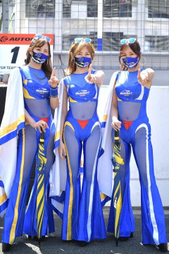 【画像】レースクイーンさん、ポリコレの圧力で露出を抑えられてしまう