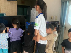 【悲報】クソショタ、女子高生のケツにしがみついて体臭を嗅ぎまくり