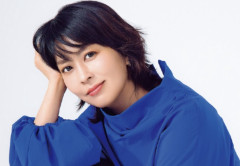 【画像】松たか子さん(48)うっかり谷間を披露してしまう・・・