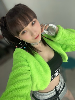 【画像】人気アイドルさん胸の谷間を見せつけながらファンを挑発ｗ