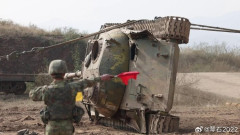 中国陸軍後方支援部隊、実戦を想定した状況下での重装備救出訓練を実施！