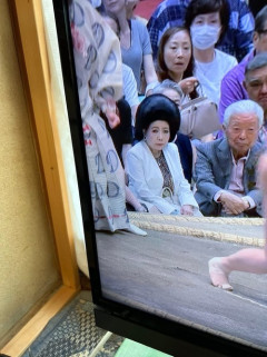 【悲報】大相撲、とんでもない髪型の観客が映り込んでしまうｗｗｗｗ